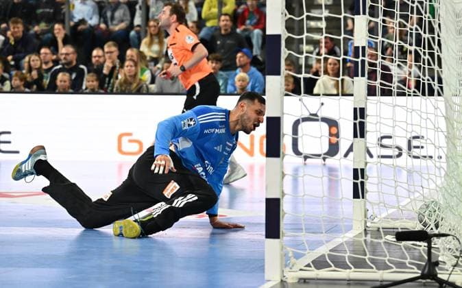 04 10 2025 Handball 1 Bundesliga DAIKIN HBL Season 2025 2026 07 Matchday HC Erlangen Metropolregion Nürnberg HCE Füchse Berlin xwoxzix Khalifa Ghedbane 96, HC Erlangen HCE bei gegentor