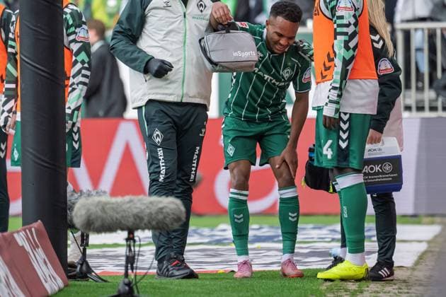 GER, 1 FBL, SV Werder Bremen vs FC St Pauli 04 10 2025, Weserstadion, Bremen, GER, 1 FBL, SV Werder Bremen vs FC St Pauli in the picture Robert Gorzolla SV Werder Bremen deputy team doctor and Laura Kersting physiotherapist SV Werder Bremen with the injured Felix Agu Werder Bremen 27 injury injured pain nordphotoxGmbHxx xKokenge nph00001