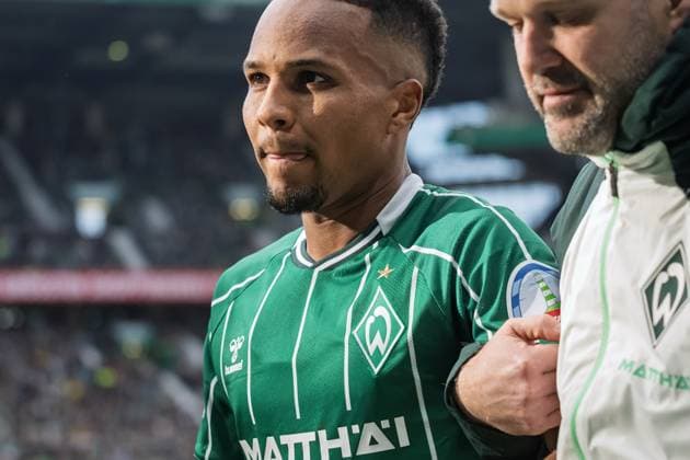 GER, 1 FBL, SV Werder Bremen vs FC St Pauli 04 10 2025, Weserstadion, Bremen, GER, 1 FBL, SV Werder Bremen vs FC St Pauli in picture Felix Agu Werder Bremen 27 Injury Injured Pain nordphotoxGmbHxx xKokenge nph00001