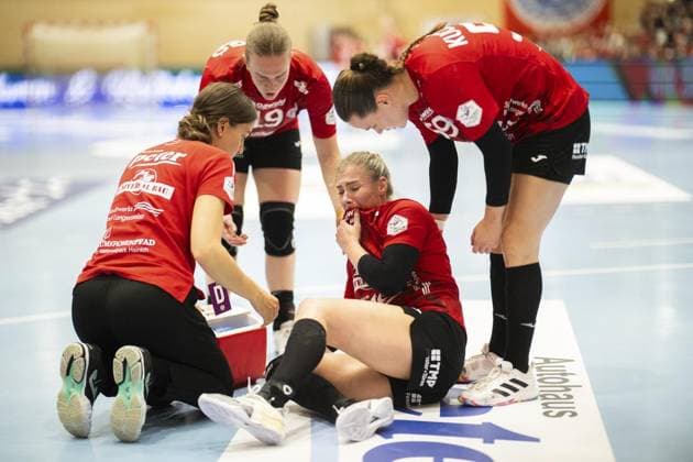 HANDBALL WOMEN 1 BUNDESLIGA 4 SPIELTAG THC SPORT UNION NECKARSULM FOR EDITORIAL PURPOSES ONLY p 04 10 2025 Bad Langensalza Handball Women 1 Bundesliga Women Season 2025 2026 Salzhalle 4 Spieltag Thüringer HC Sport Union Neckarsulm im Foto Nathalie Hendrikse 6 Thüringer HC mus verletzt vom Platz Deutschland Thueringen Bad Langensalza Copyright SaschaxFromm Copyright: SaschaxFromm doc82oe1kztffrj38qu257 ,EDITORIAL USE ONLY Copyright: SaschaxFromm