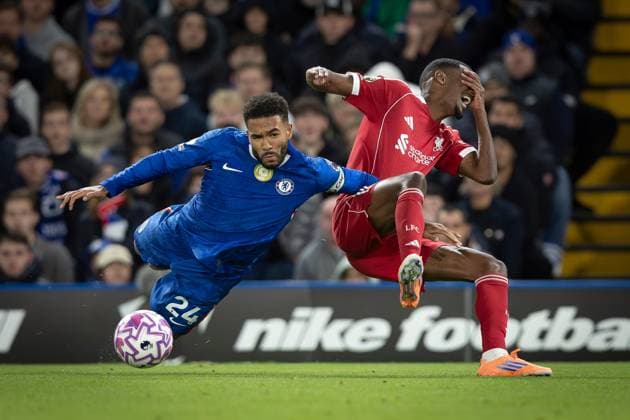 4th October 2025; Stamford Bridge, Chelsea, London, England: Premier League Football, Chelsea versus Liverpool; Alexander Isak of Liverpool provides the touch and assist for Liverpool& x2019;s equaliser by Cody Gakpo of Liverpool in the 63rd minute  IanxStephen