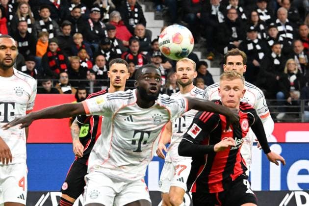 04 10 2025, xsltx, Fussball 1 Bundesliga, Eintracht Frankfurt FC Bayern München v l Jonathan Tah FC Bayern Muenchen Jonathan Jonny Burkardt Eintracht Frankfurt Zweikampf, Aktion, action, battle for the ball DFL DFB REGULATIONS PROHIBIT ANY USE OF PHOTOGRAPHS as IMAGE SEQUENCES and or QUASI VIDEO Frankfurt am Main