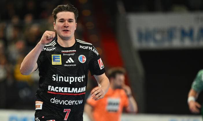 04 10 2025 Handball 1 Bundesliga DAIKIN HBL Season 2025 2026 07 Matchday HC Erlangen Metropolitan Region Nuremberg HCE Füchse Berlin xwoxzix Yannik Bialowas 7, HC Erlangen HCE clenches fist fists goal celebration jubilation joy