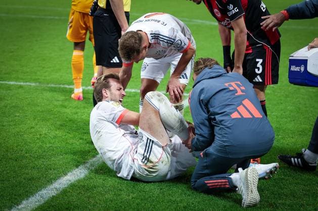 Injury to Harry Kane 9 FC Bayern Muenchen after a collision with Kaua Santos 40 Eintracht Frankfurt , leaves the field shortly afterwards, Eintracht Frankfurt vs FC Bayern Muenchen, DFL, Bundesliga, Saison 2025 2026, Deutsche Bank Park, Hinrunde, 6 Spieltag, 04 10 2025 DFB regulations prohibit any use of photographs as image sequences and or quasi video Frankfurt Hessen Germany Copyright: xkolbert-press MartinxAgüerax
