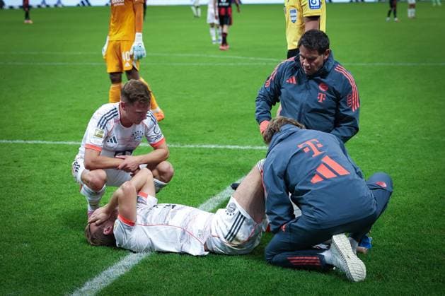 Injury to Harry Kane 9 FC Bayern Muenchen after a collision with Kaua Santos 40 Eintracht Frankfurt , leaves the field shortly afterwards, Eintracht Frankfurt vs FC Bayern Muenchen, DFL, Bundesliga, Saison 2025 2026, Deutsche Bank Park, Hinrunde, 6 Spieltag, 04 10 2025 DFB regulations prohibit any use of photographs as image sequences and or quasi video Frankfurt Hessen Germany Copyright: xkolbert-press MartinxAgüerax