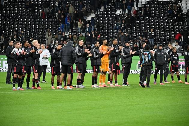 04 10 2025, xjhx, Soccer 1 Bundesliga, Eintracht Frankfurt FC Bayern Munich v l The players thank the fans DFL DFB REGULATIONS PROHIBIT ANY USE OF PHOTOGRAPHS as IMAGE SEQUENCES and or QUASI VIDEO Frankfurt am Main