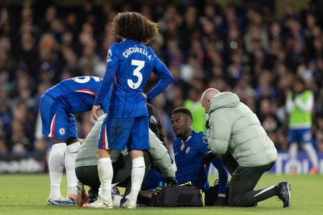 4th October 2025; Stamford Bridge, Chelsea, London, England: Premier League Football, Chelsea versus Liverpool; Beno& xee;t Badiashile of Chelsea lies injured  IanxStephen