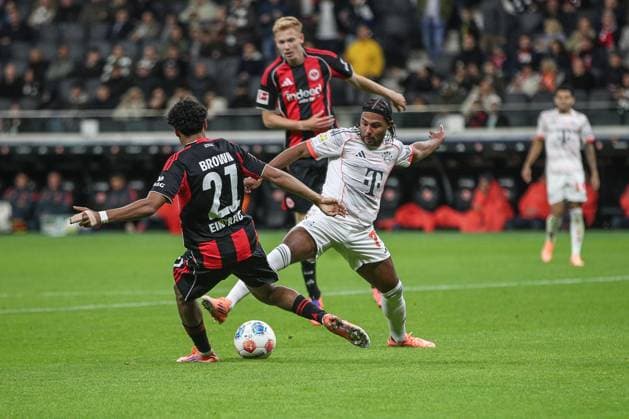 Serge Gnabry FC Bayern Muenchen, 07 in duel with Nathaniel Brown Eintracht Frankfurt, 21 , GER, Eintracht Frankfurt vs 1 FC Bayern Muenchen, 1 Bundesliga, Matchday 6, 2025 2026, 04 10 2025, DFL REGULATIONS PROHIBIT ANY USE OF PHOTOGRAPHS AS IMAGE SEQUENCES AND OR QUASI VIDEO, GER, Eintracht Frankfurt vs 1 FC Bayern Muenchen, 1 Bundesliga, Matchday 6, 2025 2026, 04 10 2025 Frankfurt Copyright: xEibner-Pressefoto JanxPrihodax EP_JPA