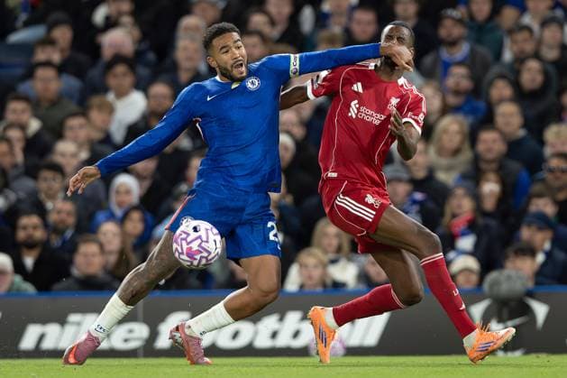 4th October 2025; Stamford Bridge, Chelsea, London, England: Premier League Football, Chelsea versus Liverpool; Reece James of Chelsea hits Alexander Isak of Liverpool in the nose with an elbow  IanxStephen