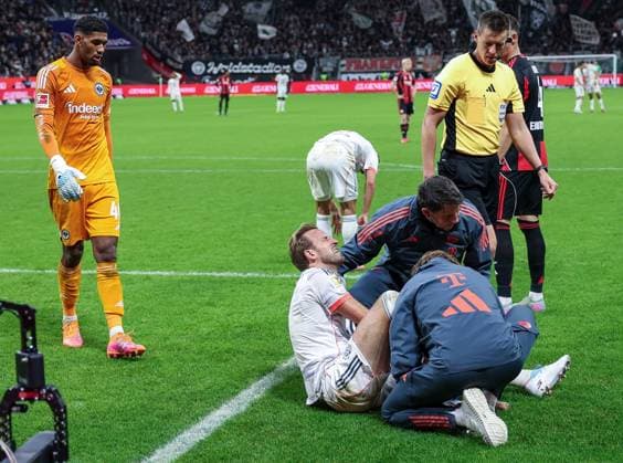 Kaua Santos 40 Eintracht Frankfurt watches as Harry Kane 9 FC Bayern Muenchen is treated after the collision, with referee referee Daniel Siebert, Eintracht Frankfurt vs FC Bayern Muenchen, DFL, Bundesliga, 2025 2026 season, Deutsche Bank Park, Hinrunde, 6 Spieltag, 04 10 2025 DFB regulations prohibit any use of photographs as image sequences and or quasi video Frankfurt Hessen Germany Copyright: xkolbert-press MartinxAgüerax