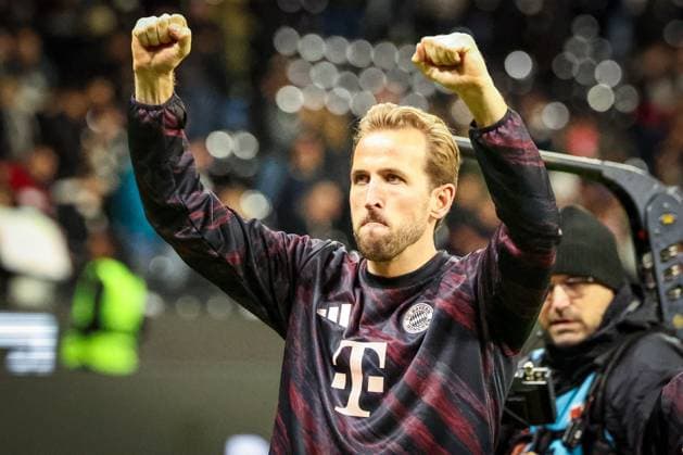 Harry Kane 9 FC Bayern Muenchen with final cheers from the fans, Eintracht Frankfurt vs FC Bayern Muenchen, DFL, Bundesliga, Saison 2025 2026, Deutsche Bank Park, Hinrunde, 6 Spieltag, 04 10 2025 DFB regulations prohibit any use of photographs as image sequences and or quasi video Frankfurt Hessen Germany Copyright: xkolbert-press MartinxAgüerax