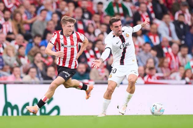 October 4, 2025, Bilbao, Vizcaya, SPAIN: Sergi Darder of RCD Mallorca competes for the ball with Mikel Jaureguizar of Athletic Club during the LaLiga EA Sports match between Athletic Club and RCD Mallorca at San Mames on October 4, 2025, in Bilbao, Spain. Bilbao SPAIN - ZUMAa181 20251004_zaa_a181_223 Copyright: xRicardoxLarreinax