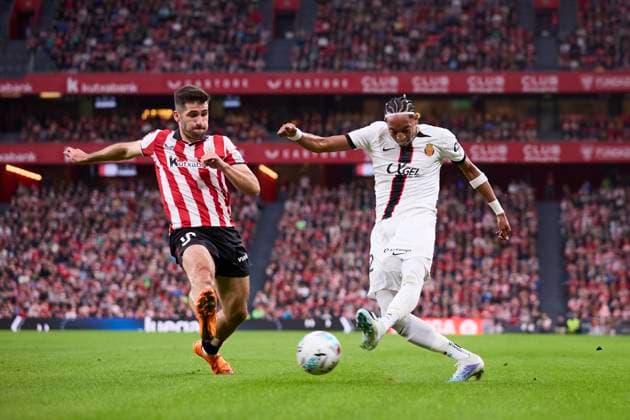 October 4, 2025, Bilbao, Vizcaya, SPAIN: Jesus Areso of Athletic Club competes for the ball with Johan Mojica of RCD Mallorca during the LaLiga EA Sports match between Athletic Club and RCD Mallorca at San Mames on October 4, 2025, in Bilbao, Spain. Bilbao SPAIN - ZUMAa181 20251004_zaa_a181_226 Copyright: xRicardoxLarreinax