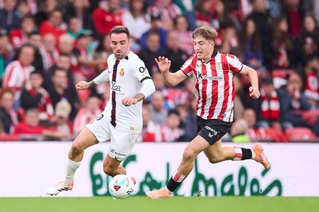 October 4, 2025, Bilbao, Vizcaya, SPAIN: Sergi Darder of RCD Mallorca competes for the ball with Mikel Jaureguizar of Athletic Club during the LaLiga EA Sports match between Athletic Club and RCD Mallorca at San Mames on October 4, 2025, in Bilbao, Spain. Bilbao SPAIN - ZUMAa181 20251004_zaa_a181_227 Copyright: xRicardoxLarreinax