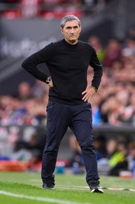 October 4, 2025, Bilbao, Vizcaya, SPAIN: Ernesto Valverde head coach of Athletic Club looks on during the LaLiga EA Sports match between Athletic Club and RCD Mallorca at San Mames on October 4, 2025, in Bilbao, Spain. Bilbao SPAIN - ZUMAa181 20251004_zaa_a181_228 Copyright: xRicardoxLarreinax