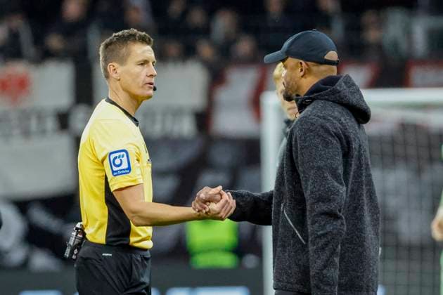 Referee Daniel Siebert and Vincent Kompany FC Bayern Munich, Coach after the match , Germany, Football, 1 Bundesliga, Matchday 6, 2025 2026, Eintracht Frankfurt vs FC Bayern Munich, 04 10 2025, Deutsche Bank Park, Frankfurt am Main, Germany Frankfurt am Main Deutsche Bank Park Hessen Germany Copyright: xGrantxHubbsx