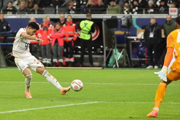 Luis Diaz FC Bayern Munich, 14 scores for the final score, goal for 0 3 against goalkeeper Kaua Santos, Kaua Kaut Morais Vieira Dos Santos Eintracht Frankfurt , Nr 40 , Eintracht Frankfurt FC Bayern Munich, Bundesliga , BL, Saison 2025 2026, 6 Spiel, 04 10 2025, Frankfurt Deutsche Bank Park Germany
