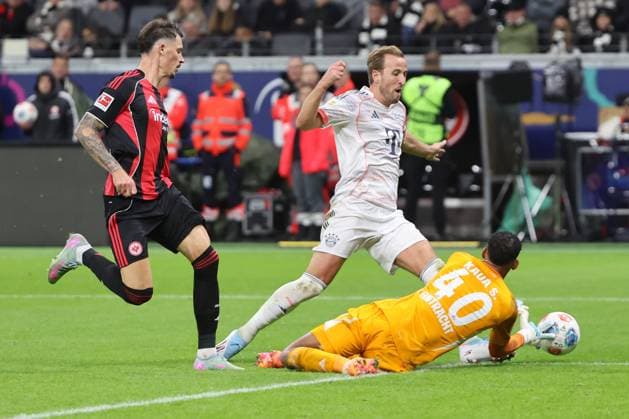 Goalkeeper Kaua Santos, Kaua Kaut Morais Vieira Dos Santos Eintracht Frankfurt , Nr 40 in 1 vs 1 against Harry Edward Kane FC Bayern Munich, 9 , Scene of possible injury of Harry Edward Kane FC Bayern Munich, 9 , Eintracht Frankfurt FC Bayern Munich, Bundesliga , BL, Season 2025 2026, 6 Match, 04 10 2025, Frankfurt Deutsche Bank Park Germany