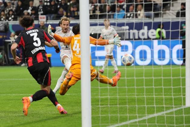 Harry Edward Kane FC Bayern Munich, 9 fails at the post and cannot celebrate a second goal, goal chance, goalkeeper Kaua Santos, Kaua Kaut Morais Vieira Dos Santos Eintracht Frankfurt , Nr 40 beaten, goal chance, post crack, post shot , Eintracht Frankfurt FC Bayern Munich, Bundesliga , BL, season 2025 2026, 6 match, 04 10 2025, Frankfurt Deutsche Bank Park Germany