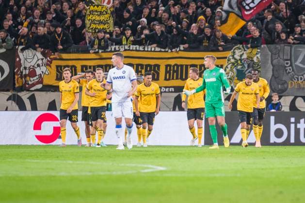 04 10 2025, xomx, Soccer 2 Bundesliga, Dynamo Dresden Karlsruher SC v l jubelt, Torjubel, Tor, Goal, Jubel, Freude, freuen zum 1 0 DFL DFB REGULATIONS PROHIBIT ANY USE OF PHOTOGRAPHS as IMAGE SEQUENCES and or QUASI VIDEO Dresden