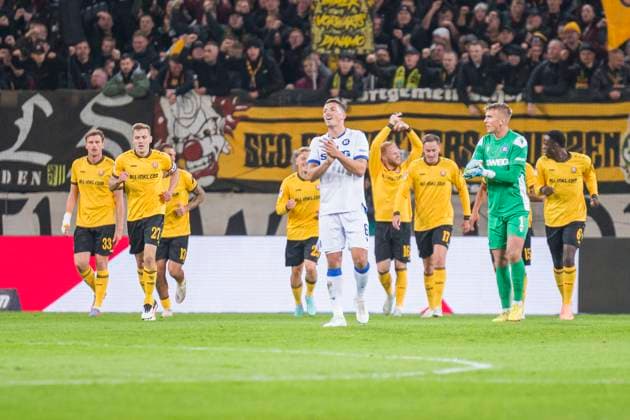 04 10 2025, xomx, Soccer 2 Bundesliga, Dynamo Dresden Karlsruher SC v l jubelt, Torjubel, Tor, Goal, Jubel, Freude, freuen zum 1 0 DFL DFB REGULATIONS PROHIBIT ANY USE OF PHOTOGRAPHS as IMAGE SEQUENCES and or QUASI VIDEO Dresden