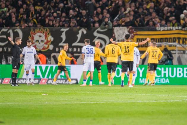 04 10 2025, xomx, Soccer 2 Bundesliga, Dynamo Dresden Karlsruher SC v l jubelt, Torjubel, Tor, Goal, Jubel, Freude, freuen zum 1 0 DFL DFB REGULATIONS PROHIBIT ANY USE OF PHOTOGRAPHS as IMAGE SEQUENCES and or QUASI VIDEO Dresden