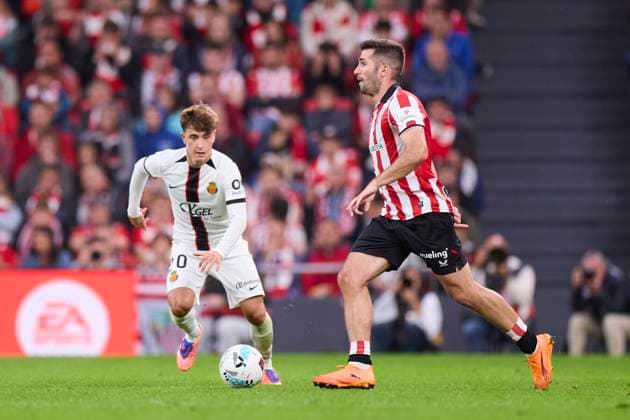 October 4, 2025, Bilbao, Vizcaya, SPAIN: Pablo Torre of RCD Mallorca competes for the ball with Jesus Areso of Athletic Club during the LaLiga EA Sports match between Athletic Club and RCD Mallorca at San Mames on October 4, 2025, in Bilbao, Spain. Bilbao SPAIN - ZUMAa181 20251004_zaa_a181_230 Copyright: xRicardoxLarreinax