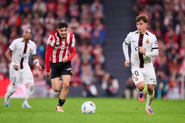 October 4, 2025, Bilbao, Vizcaya, SPAIN: Nico Serrano of Athletic Club competes for the ball with Pablo Torre of RCD Mallorca during the LaLiga EA Sports match between Athletic Club and RCD Mallorca at San Mames on October 4, 2025, in Bilbao, Spain. Bilbao SPAIN - ZUMAa181 20251004_zaa_a181_231 Copyright: xRicardoxLarreinax