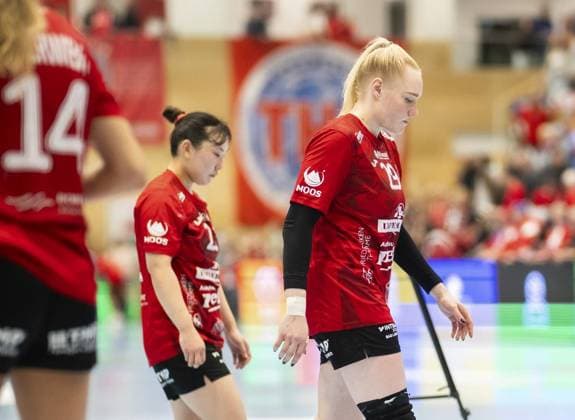 HANDBALL WOMEN 1 BUNDESLIGA 4 SPIELTAG THC SPORT UNION NECKARSULM FOR EDITORIAL PURPOSES ONLY p 04 10 2025 Bad Langensalza Handball Women 1 Bundesliga Women Season 2025 2026 Salzhalle 4 Matchday Thuringian HC Sport Union Neckarsulm in the photo Disappointment at Natsuki Aizawa 23 Thuringian HC and Johanna Reichert 29 Thuringian HC after the defeat Germany Thuringia Bad Langensalza Copyright SaschaxFromm Copyright: SaschaxFromm doc82oe6adxc7917nvrce8x ,EDITORIAL USE ONLY Copyright: SaschaxFromm