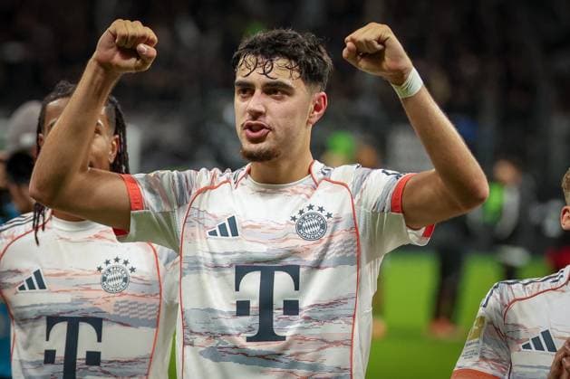 Alexandar Pavlovic 45 FC Bayern Muenchen cheers with the fans about the away win, Eintracht Frankfurt vs FC Bayern Muenchen, DFL, Bundesliga, Season 2025 2026, Deutsche Bank Park, Hinrunde, 6 Spieltag, 04 10 2025 DFB regulations prohibit any use of photographs as image sequences and or quasi video Frankfurt Hessen Germany Copyright: xkolbert-press MartinxAgüerax