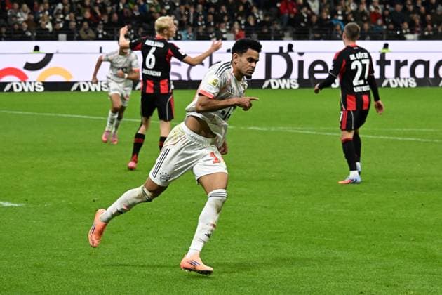 04 10 2025, xsltx, Fussball 1 Bundesliga, Eintracht Frankfurt FC Bayern München v l Torjubel nach dem Tor zum celebrating the goal celebrate 0 3 durch Luis Diaz FC Bayern Muenchen DFL DFB REGULATIONS PROHIBIT ANY USE OF PHOTOGRAPHS as IMAGE SEQUENCES and or QUASI VIDEO Frankfurt am Main