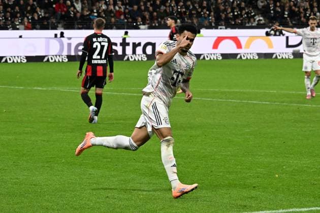 04 10 2025, xsltx, Fussball 1 Bundesliga, Eintracht Frankfurt FC Bayern München v l Torjubel nach dem Tor zum celebrating the goal celebrate 0 3 durch Luis Diaz FC Bayern Muenchen DFL DFB REGULATIONS PROHIBIT ANY USE OF PHOTOGRAPHS as IMAGE SEQUENCES and or QUASI VIDEO Frankfurt am Main