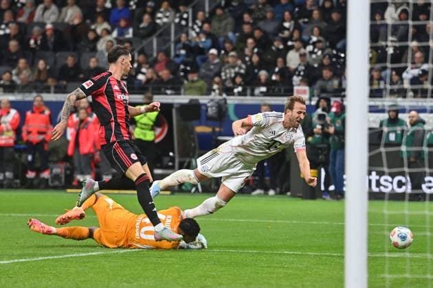 Harry KANE Bayern Muenchen ,injured,injury during action,duel against Robin KOCH Eintracht Frankfurt , and goalkeeper Santos KAUA F ,penalty area scene Soccer 1 Bundesliga season 2025 2026, Matchday 6, Matchday 06, Eintracht Frankfurt FC Bayern Muenchen 0 3 on 04 10 2025 DEUTSCHE BANK PARK