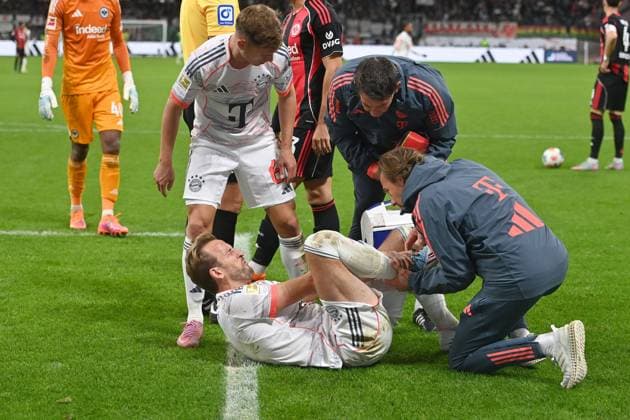 Harry KANE Bayern Muenchen ,injured,injury re Dr Peter UEBLACKER Team doctor FCB li Joshua KIMMICH Bayern Muenchen Soccer 1 Bundesliga Season 2025 2026, 6 Matchday, Matchday06, Eintracht Frankfurt FC Bayern Muenchen 0 3 on 04 10 2025 DEUTSCHE BANK PARK