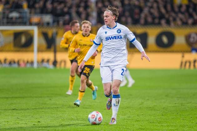 04 10 2025, xomx, Soccer 2 Bundesliga, Dynamo Dresden Karlsruher SC v l David Herold Karlsruher SC am Ball DFL DFB REGULATIONS PROHIBIT ANY USE OF PHOTOGRAPHS as IMAGE SEQUENCES and or QUASI VIDEO Dresden