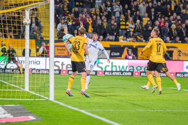 04 10 2025, xomx, Fußball 2 Bundesliga, Dynamo Dresden Karlsruher SC v l jubelt, Torjubel, Tor, Goal, Jubel, Freude, freuen zum 1 1 Nicolai Rapp Karlsruher SC DFL DFB REGULATIONS PROHIBIT ANY USE OF PHOTOGRAPHS as IMAGE SEQUENCES and or QUASI VIDEO Dresden