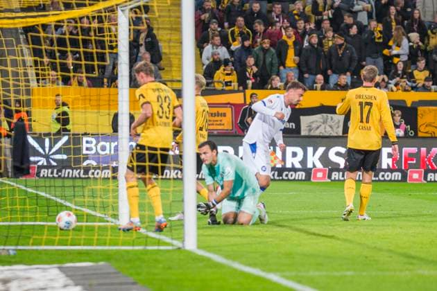 04 10 2025, xomx, Fußball 2 Bundesliga, Dynamo Dresden Karlsruher SC v l jubelt, Torjubel, Tor, Goal, Jubel, Freude, freuen zum 1 1 Nicolai Rapp Karlsruher SC DFL DFB REGULATIONS PROHIBIT ANY USE OF PHOTOGRAPHS as IMAGE SEQUENCES and or QUASI VIDEO Dresden