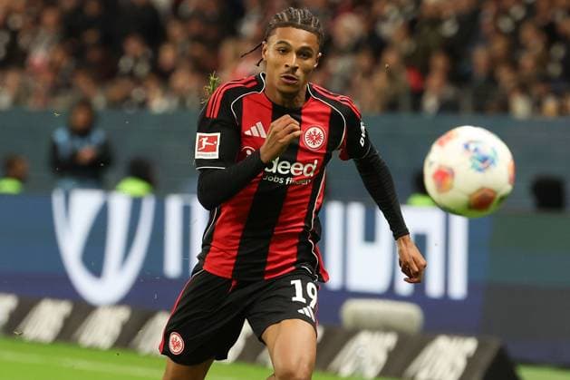 2025 10 04 xJAx Soccer 1 Bundesliga Eintracht Frankfurt FC Bayern Munich v l , Jean Matteo Bahoya Eintracht Frankfurt on the ball, cropped image, single image, full body, action, action scene DFL DFB REGULATIONS PROHIBIT ANY USE OF PHOTOGRAPHS as IMAGE SEQUENCES and or QUASI VIDEO Copyright: JoaquimxFerreira