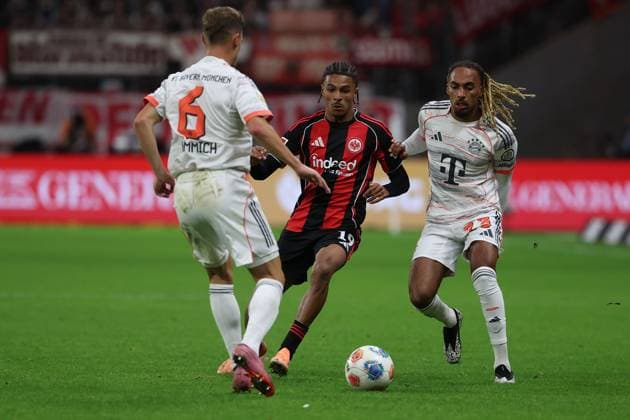2025 10 04 xJAx Soccer 1 Bundesliga Eintracht Frankfurt FC Bayern Munich v l , Joshua Kimmich FC Bayern Munich , Jean Matteo Bahoya Eintracht Frankfurt , Sascha Boey FC Bayern Munich DFL DFB REGULATIONS PROHIBIT ANY USE OF PHOTOGRAPHS as IMAGE SEQUENCES and or QUASI VIDEO Copyright: JoaquimxFerreira