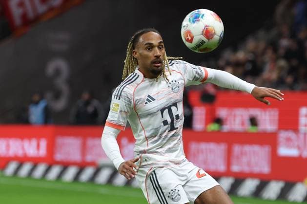2025 10 04 xJAx Soccer 1 Bundesliga Eintracht Frankfurt FC Bayern München v l , Sascha Boey FC Bayern München in aktion, in action, DFL DFB REGULATIONS PROHIBIT ANY USE OF PHOTOGRAPHS as IMAGE SEQUENCES and or QUASI VIDEO Copyright: JoaquimxFerreira