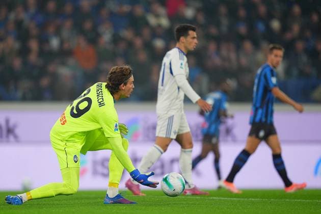 AtalantaÕs goalkeeper Marco Carnesecchi during the Serie A soccer match between Atalanta and Como at New Balance Stadium in Bergamo , north Italy - Saturday , October 04 , 2025. - Soccer .  Copyright: xSpada LaPressex