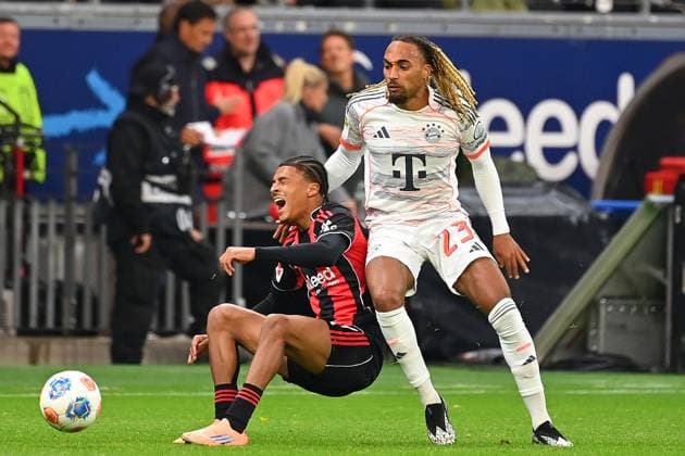 Sacha BOEY Bayern Muenchen , action,duel against Jean Matteo BAHOYA Eintracht Frankfurt Football 1 Bundesliga Season 2025 2026, 6 Matchday, Matchday06, Eintracht Frankfurt FC Bayern Muenchen 0 3 on 04 10 2025 DEUTSCHE BANK PARK