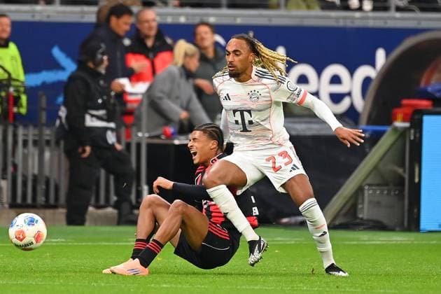 Sacha BOEY Bayern Muenchen , action,duel against Jean Matteo BAHOYA Eintracht Frankfurt Football 1 Bundesliga Season 2025 2026, 6 Matchday, Matchday06, Eintracht Frankfurt FC Bayern Muenchen 0 3 on 04 10 2025 DEUTSCHE BANK PARK