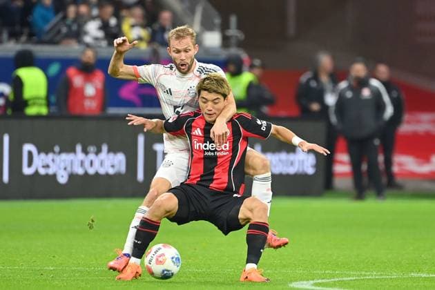 Konrad LAIMER Bayern Muenchen , action,duel against Ritsu DOAN Eintracht Frankfurt Football 1 Bundesliga Season 2025 2026, 6 Matchday, Matchday06, Eintracht Frankfurt FC Bayern Muenchen 0 3 on 04 10 2025 DEUTSCHE BANK PARK