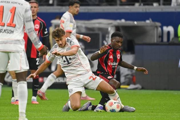 Tom BISCHOF Bayern Muenchen , action,duel against Aurelio Gabriel Ulineia Buta Eintracht Frankfurt Football 1 Bundesliga Season 2025 2026, 6 Matchday, Matchday06, Eintracht Frankfurt FC Bayern Muenchen 0 3 on 04 10 2025 DEUTSCHE BANK PARK