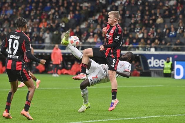 Dayot UPAMECANO Bayern Muenchen , Action,duel against Jonathan BURKARDT Eintracht Frankfurt Football 1 Bundesliga Season 2025 2026, 6 Matchday, Matchday06, Eintracht Frankfurt FC Bayern Muenchen 0 3 on 04 10 2025 DEUTSCHE BANK PARK