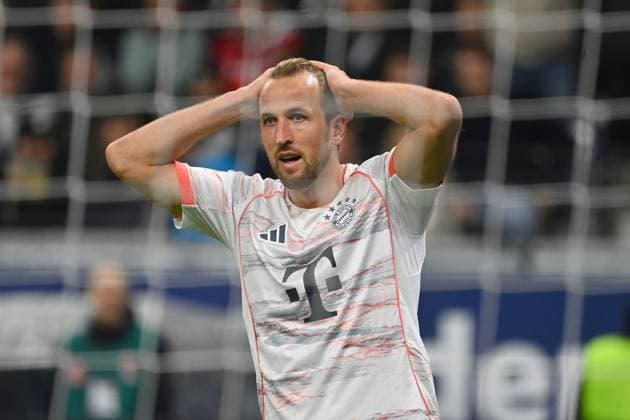 Harry KANE Bayern Muenchen , disappointment, frustration, disappointed, frustrated, dejected, action, single image, cropped single motif, half figure, half figure Football 1 Bundesliga Season 2025 2026, 6 Matchday, Matchday06, Eintracht Frankfurt FC Bayern Muenchen 0 3 on 04 10 2025 DEUTSCHE BANK PARK