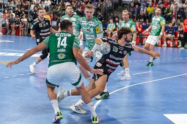 HCE24 at the throw Aitor Arino Füchse Berlin, 14 HC Erlangen vs Fuechse Berlin, Handball, 1 Handball Bundesliga, Season 2025 2026, Matchday 7, 04 10 2025 HC Erlangen vs Fuechse Berlin, Handball, 1 Handball Bundesliga, Season 2025 2026, Matchday 7, 04 10 2025 Nuremberg Copyright: xEibner-Pressefoto ArdanxFuessmanx EP_AFN