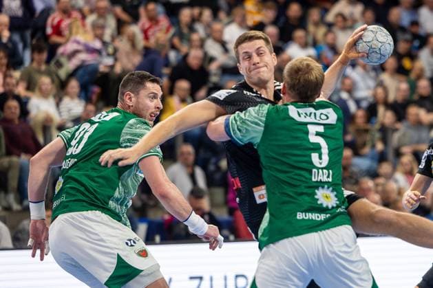 Viggo Kristjansson HC Erlangen, 73 on a throw by Max Darj Füchse Berlin, 05 and Mijajlo Marsenic Füchse Berlin, 93 HC Erlangen vs Fuechse Berlin, Handball, 1 German Handball League, Season 2025 2026, Matchday 7, 04 10 2025 HC Erlangen vs Fuechse Berlin, Handball, 1 German Handball League, Season 2025 2026, Matchday 7, 04 10 2025 Nuremberg Copyright: xEibner-Pressefoto ArdanxFuessmanx EP_AFN