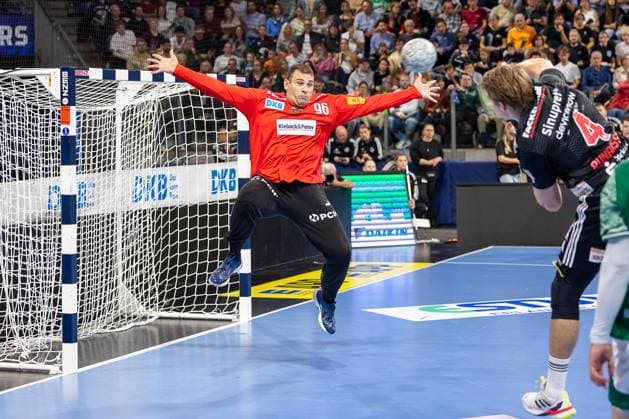 Dejan Milosavljev Füchse Berlin, 96 holds a throw from Andri Mar Runarsson HC Erlangen, 04 HC Erlangen vs Fuechse Berlin, Handball, 1 Handball Bundesliga, Season 2025 2026, Matchday 7, 04 10 2025 HC Erlangen vs Fuechse Berlin, Handball, 1 Handball Bundesliga, Season 2025 2026, Matchday 7, 04 10 2025 Nuremberg Copyright: xEibner-Pressefoto ArdanxFuessmanx EP_AFN